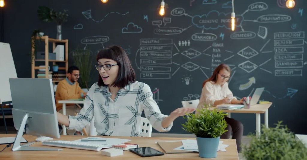 Nhóm làm việc trao đổi trong không gian văn phòng hiện đại, minh họa cho quá trình phối hợp xử lý tài liệu kỹ thuật.