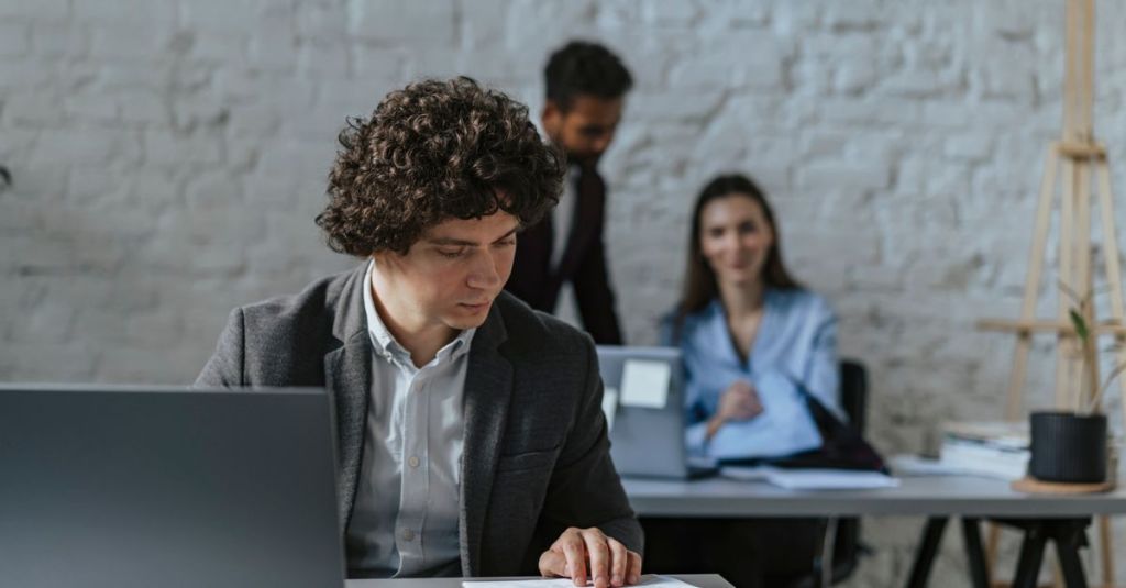 Nhân sự chuyên nghiệp cùng rà soát tài liệu trong văn phòng.